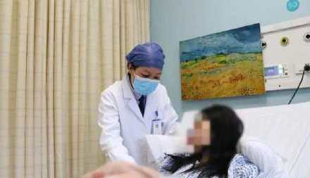 24岁女儿在外工作，51岁母亲又生下龙凤胎：高龄产子，荒唐吗