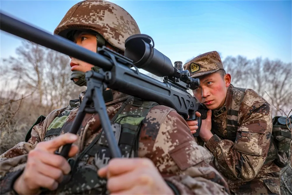 “老槐树”下这位狙击教头火了，颜值与实力同在！