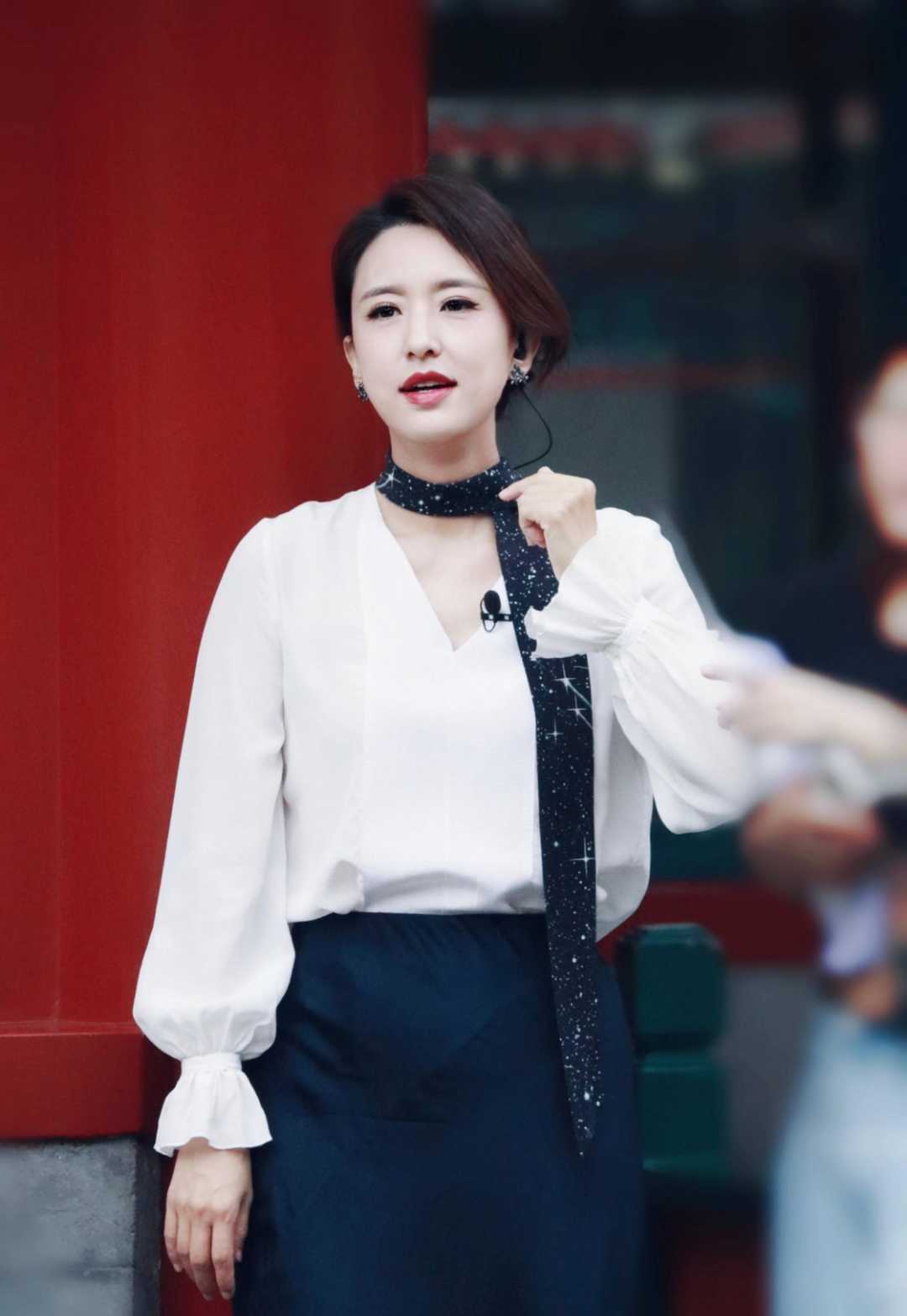 张蕾是优雅女性穿搭楷模，白衬衫配丝巾高级大气，教科书般气质