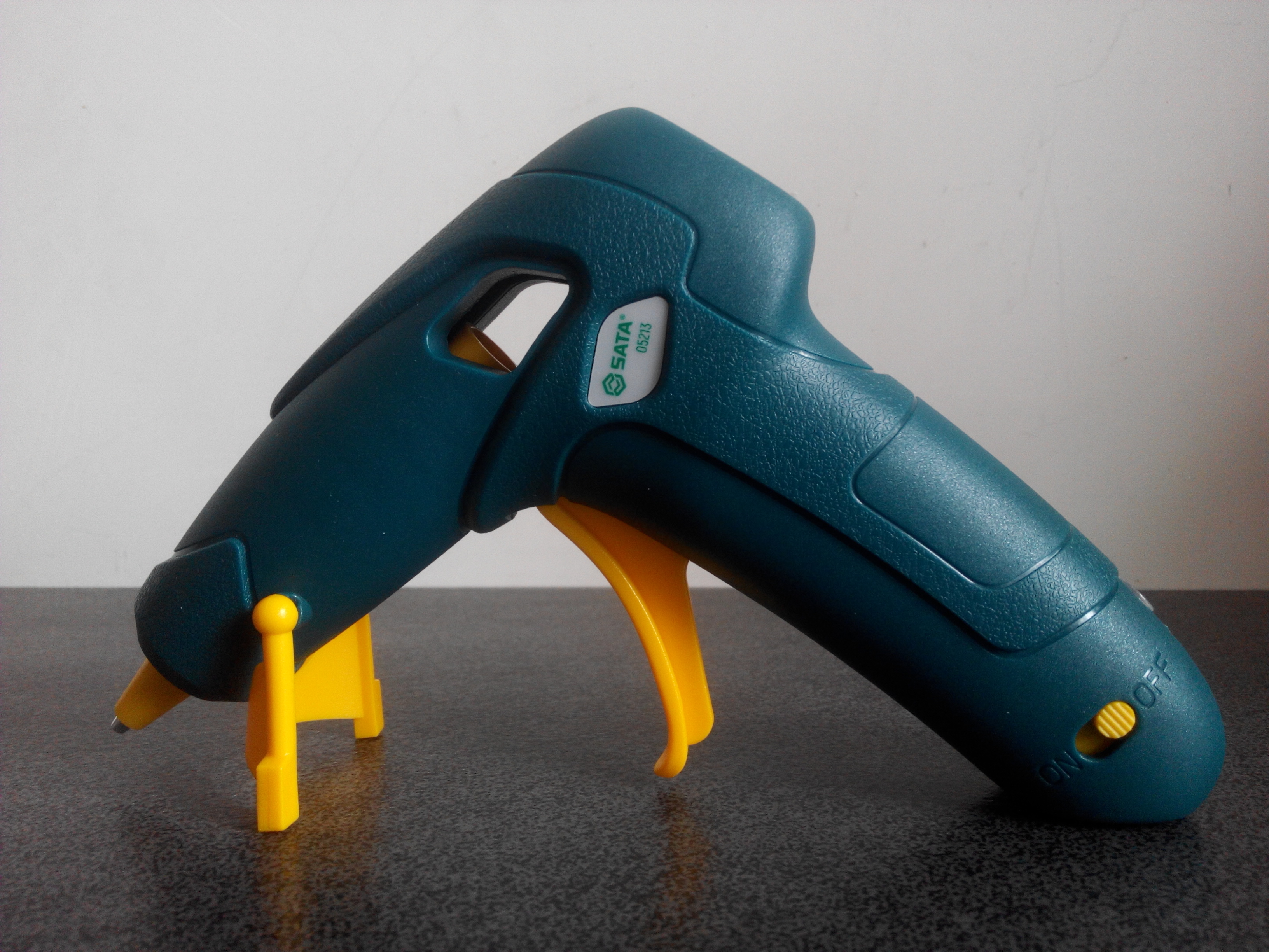 世达锂电版电容枪整体采用了撞色设计,整体以最耐脏的绿色为主,在可