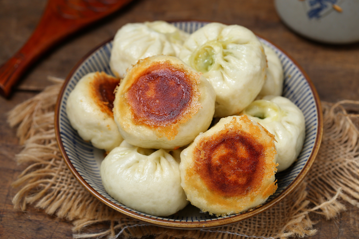 包子煎着吃，脆底鲜香咬一口冒汁儿，做法简单比外面卖得好吃多了