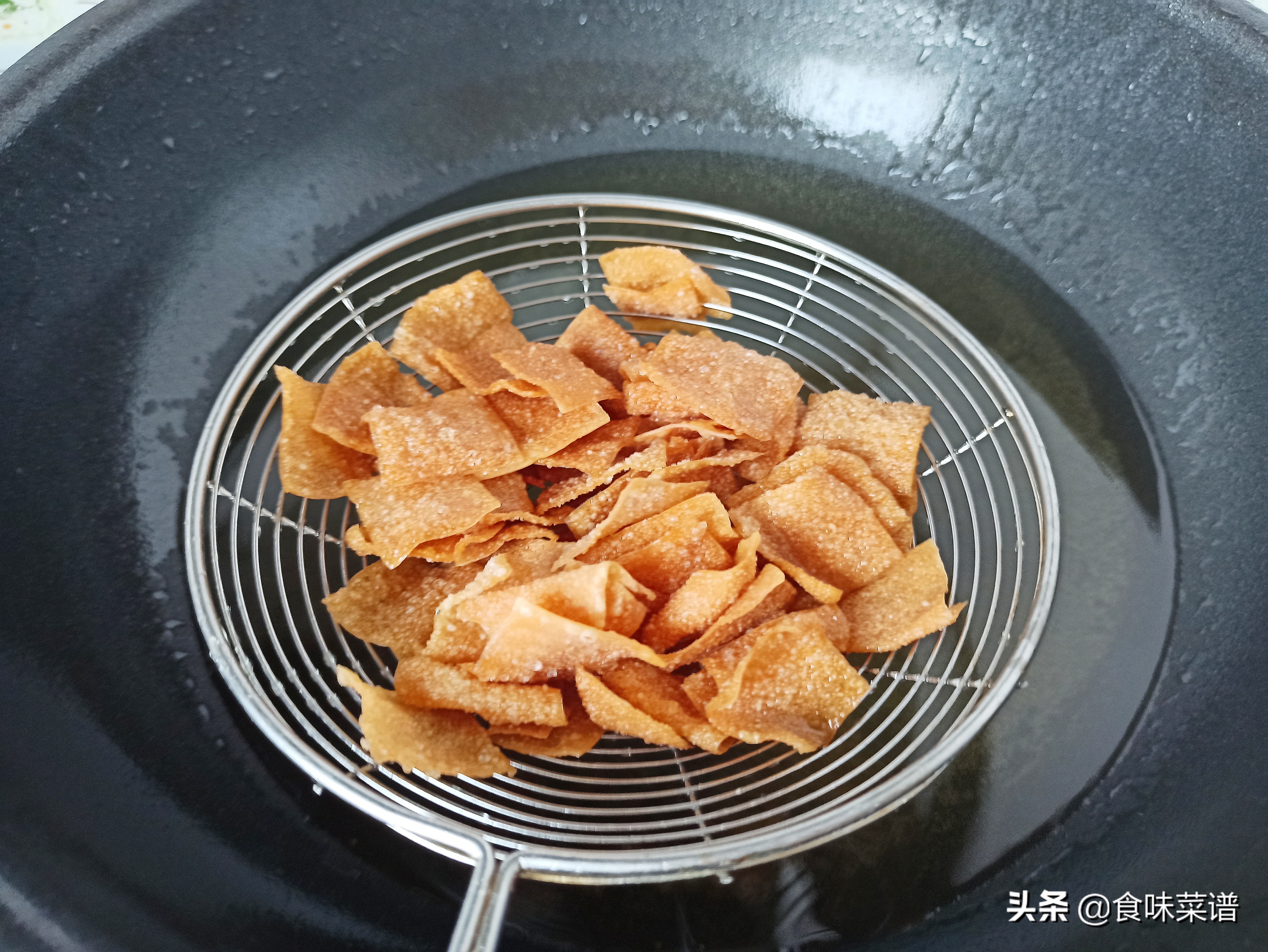 剩下的馄饨皮别浪费，教你一个新吃法，酥脆可口，出锅秒变小零食