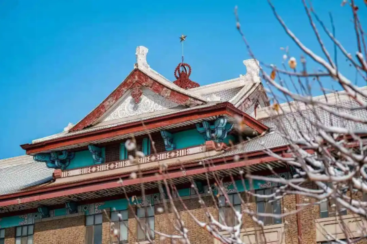 它是中国第一所现代大学，走出“两弹一星”功臣，培养84位杰出政界校友！