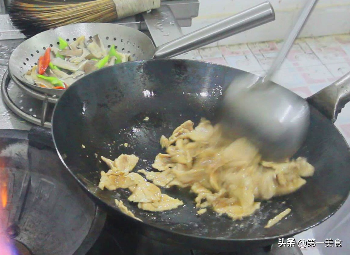 蘑菇炒肉片，万万不可直接下锅炒，只多这一步，肉片嫩滑入味快