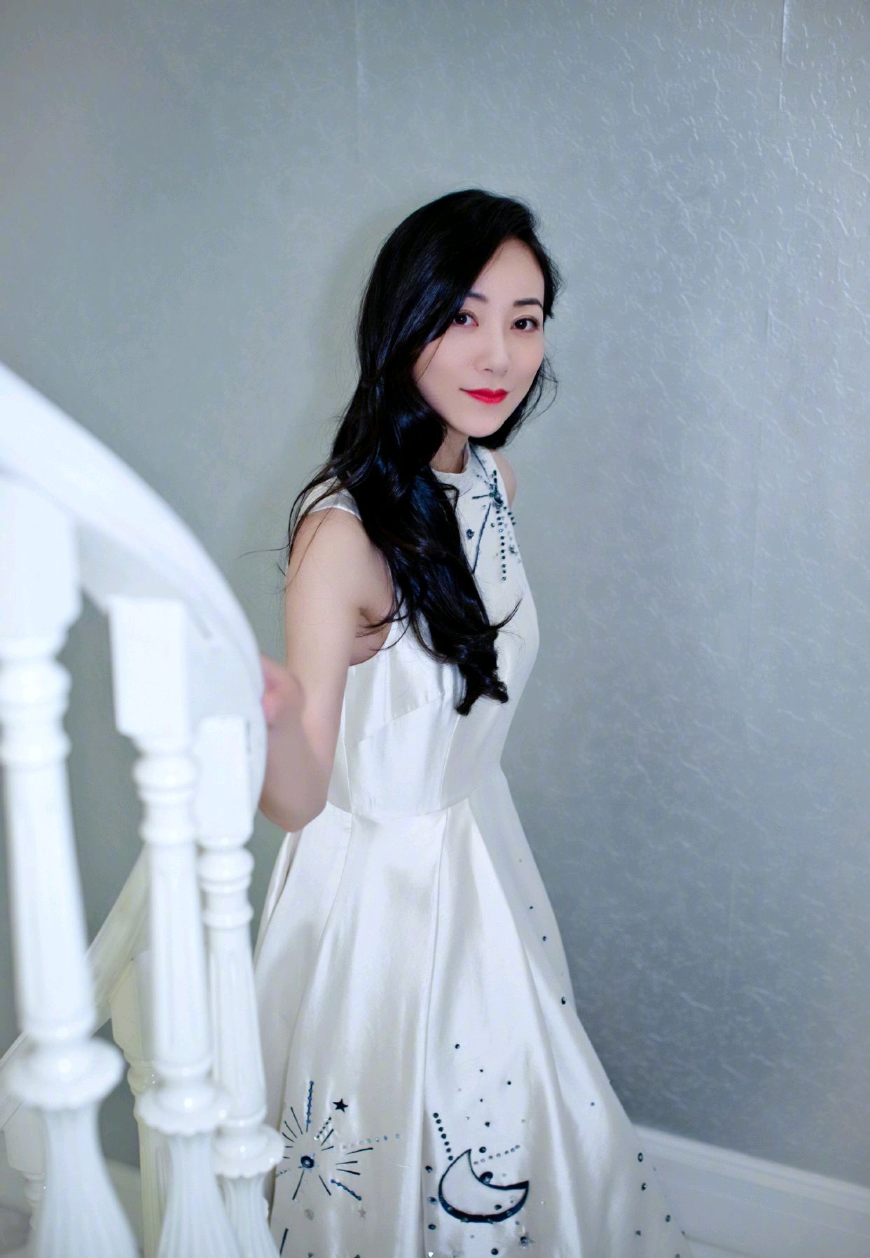 37岁的韩雪依然风采依旧,身穿白色连衣裙搭配高跟鞋,时尚又高级