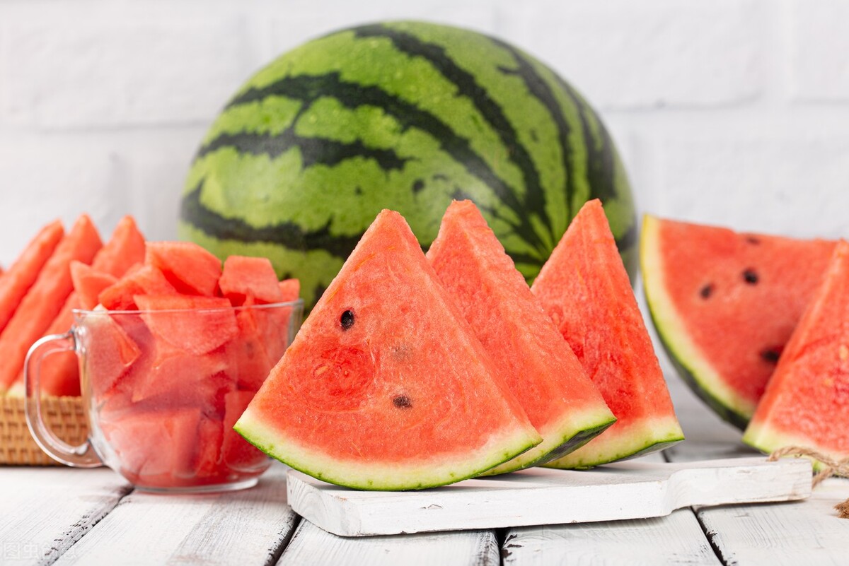 "一口西瓜吃下8400个细菌",注意这4种隔夜食物建议不要吃