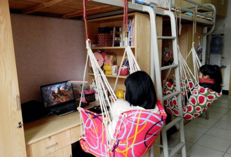 南开大学人性化宿舍惹争议，18对夫妻在校同居，看到租金我羡慕了