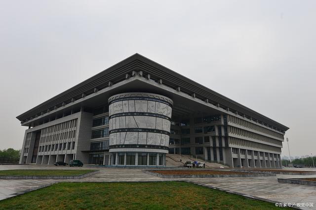 河南18个地市高校层次可划分为5个档，郑州1档，南阳新乡2档