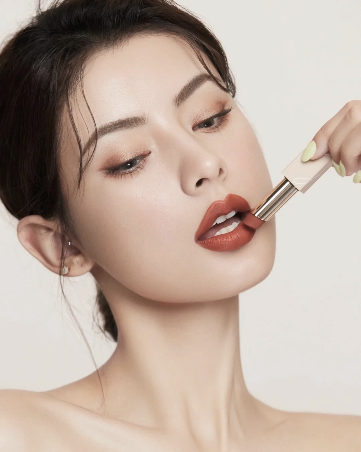 m唇可谓是最标准的一种唇形了,这种唇形比较符合东方传统的审美,而且