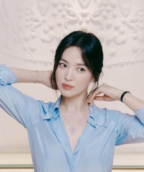 宋慧乔牵手小鲜肉回归!八字刘海再度霸屏少女感,职场造型太火爆