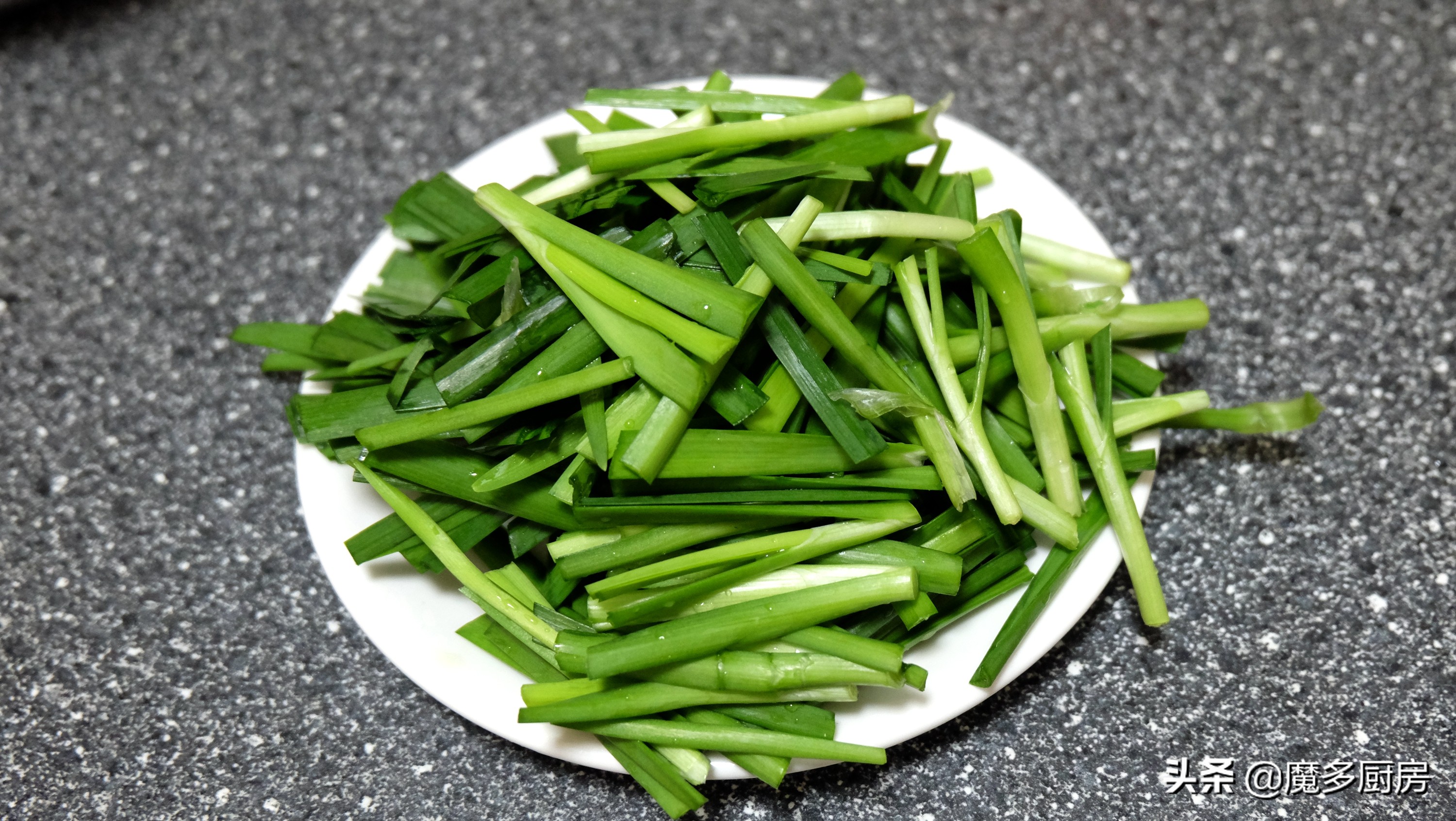 【韭菜炒河虾】