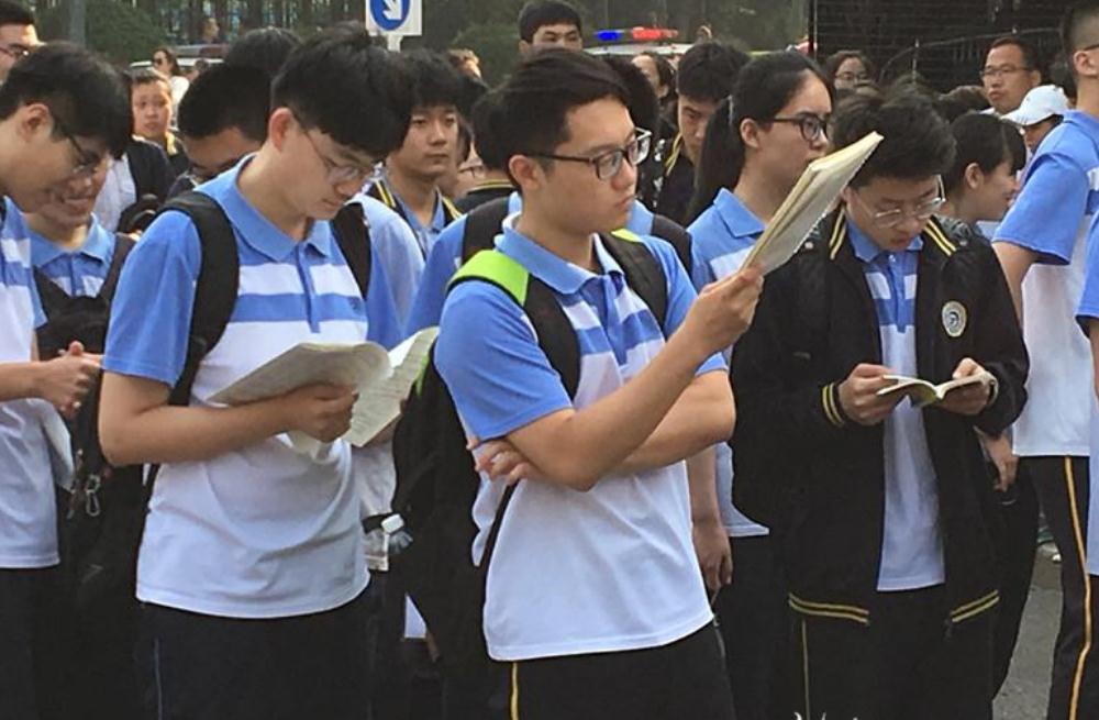 为什么高考不建议穿“校服”？监考老师给出解释，考生别不在意