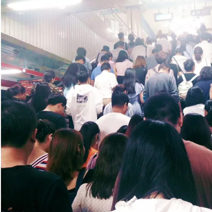 六环外的北京：每天通勤都像春运，孤独迷茫依然向阳