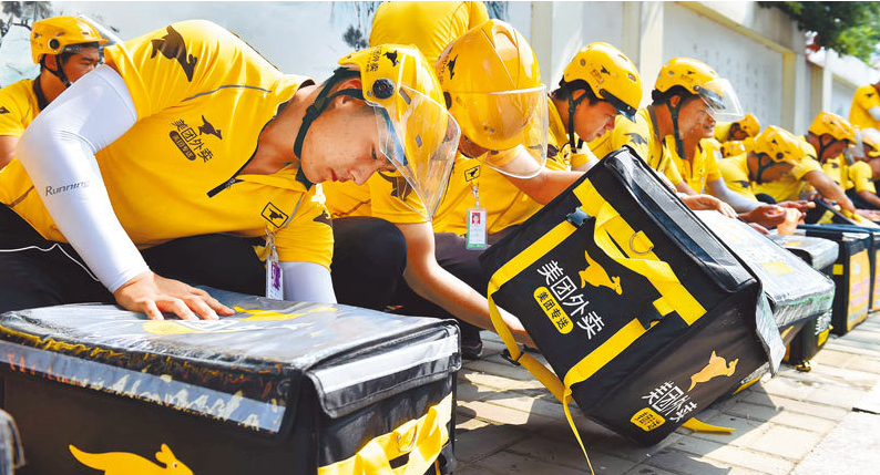 男生高考查分全家跟着手抖（外卖小哥高考623分）