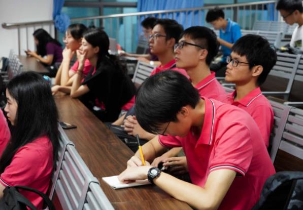 山西高校21级男生，乔装进女浴室被开除，网友：又一大学体验卡