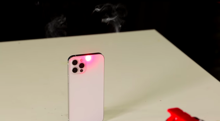 谁是今年最「抗摔」的手机？iPhone 12？