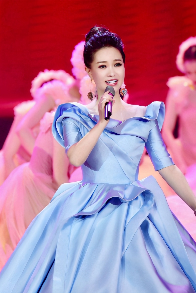 雷佳:连登春晚舞台12次,身家上亿,丈夫曾获国际级荣誉