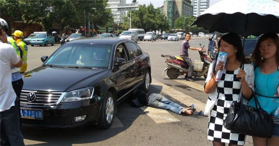 车主一怒之下将碰瓷者“撞死”，责任怎么划分？交警怎么处理？