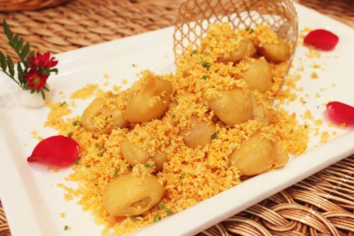 避风塘茄盒是一道港式避风塘风味系列的一道菜,避风塘系列的菜品有