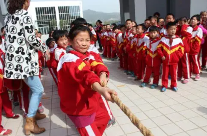 学生穿同样的校服，资深班主任通过这一点，就可以看出家境好坏