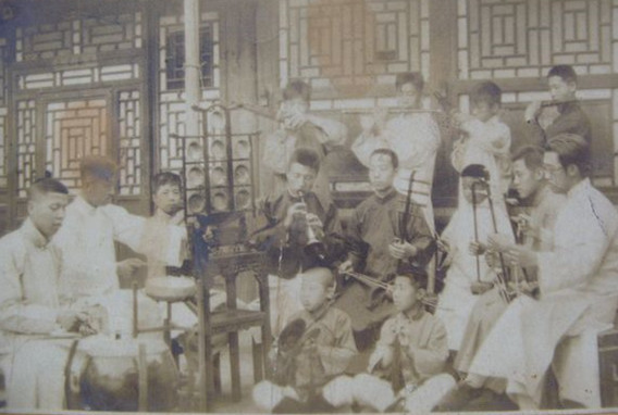 民国农村奇案：戏班女班主深夜遇害，凶器消失，师徒二人巧妙破案