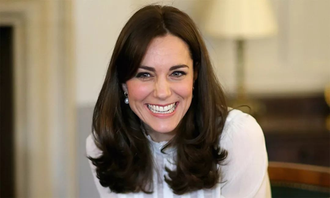 凯特王妃和婆婆戴安娜嘴角都有一颗痣,更巧的是梅根嘴角也有一颗