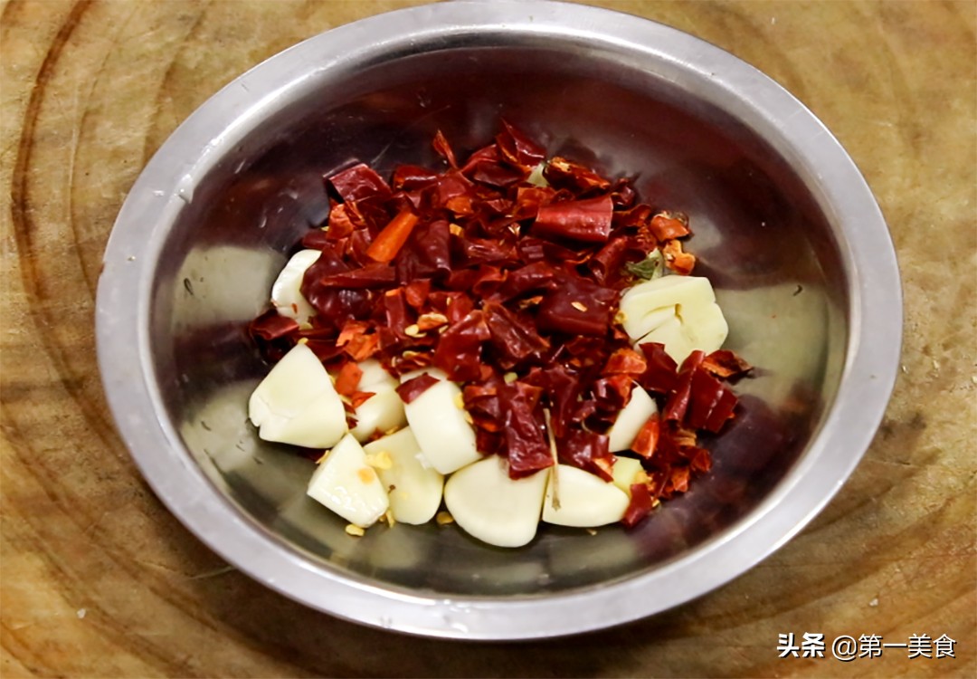 麻辣香锅怎么做才好吃，原来这么简单，学会这个技巧，色泽鲜艳