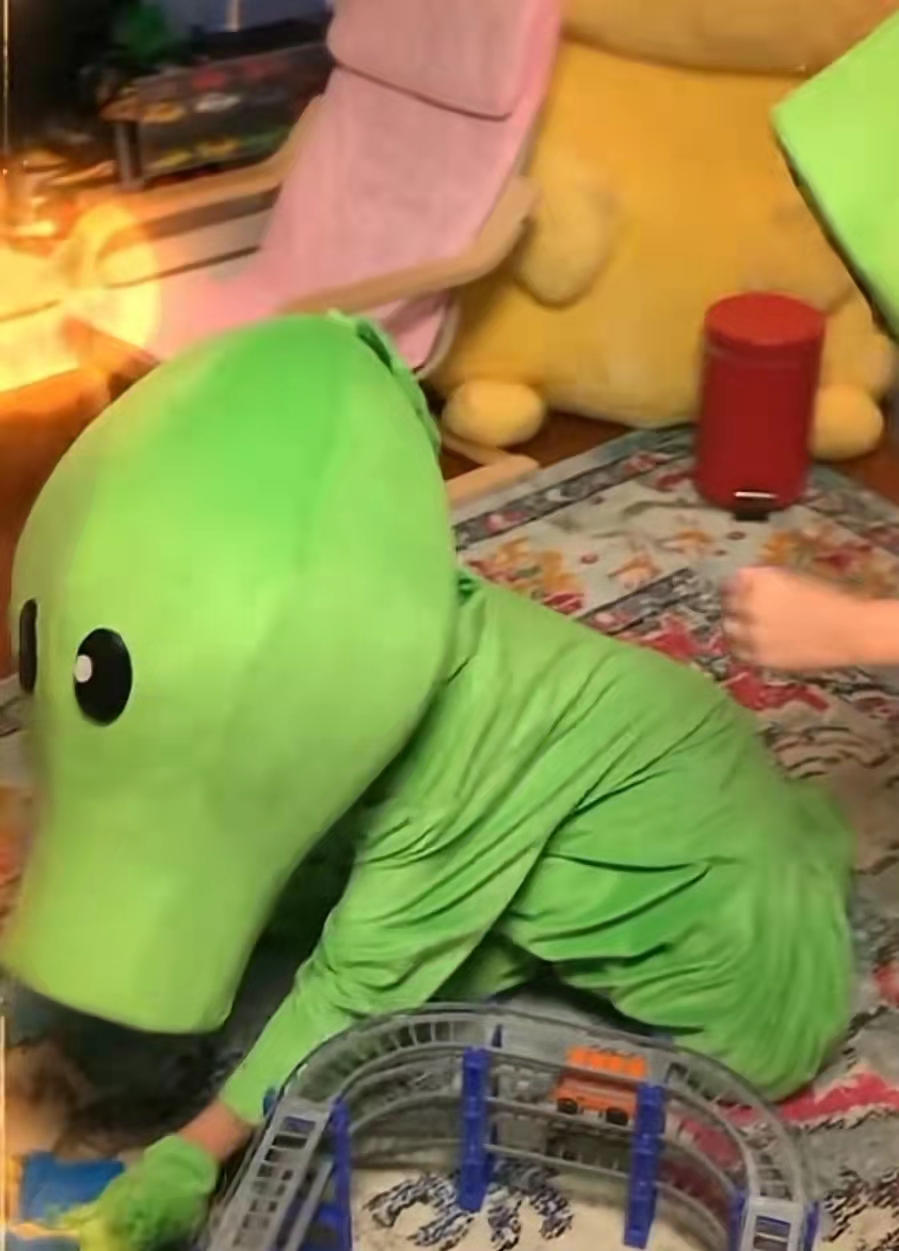 女星万圣节造型惊艳！毛晓彤魔女张嘉倪天使，赵雅芝化身霸气女王
