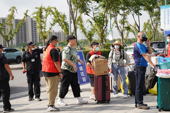 上海工商职业技术学院喜迎2021级新生入学报到