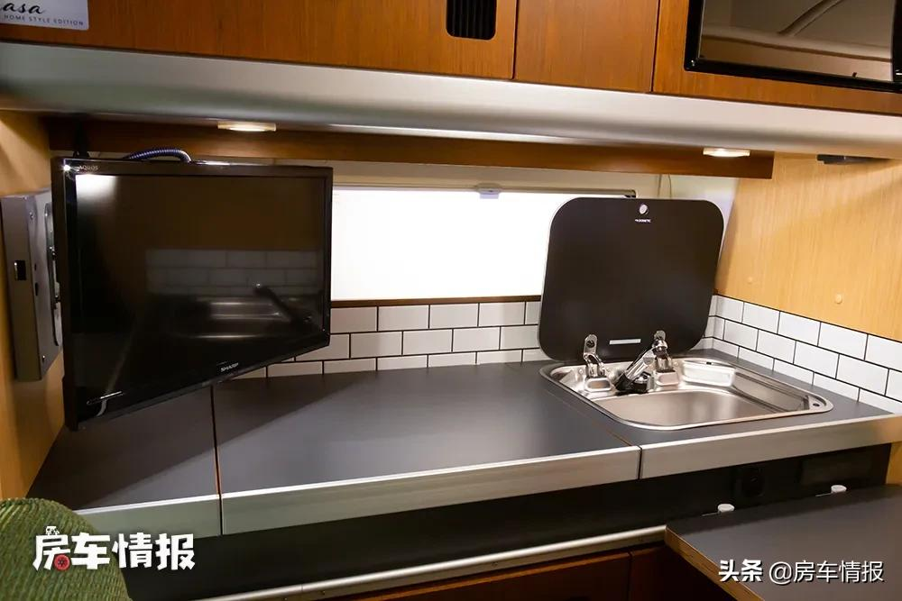 带四驱的丰田海狮房车，6座设计还有厨房，3米长超大通铺住着贼爽