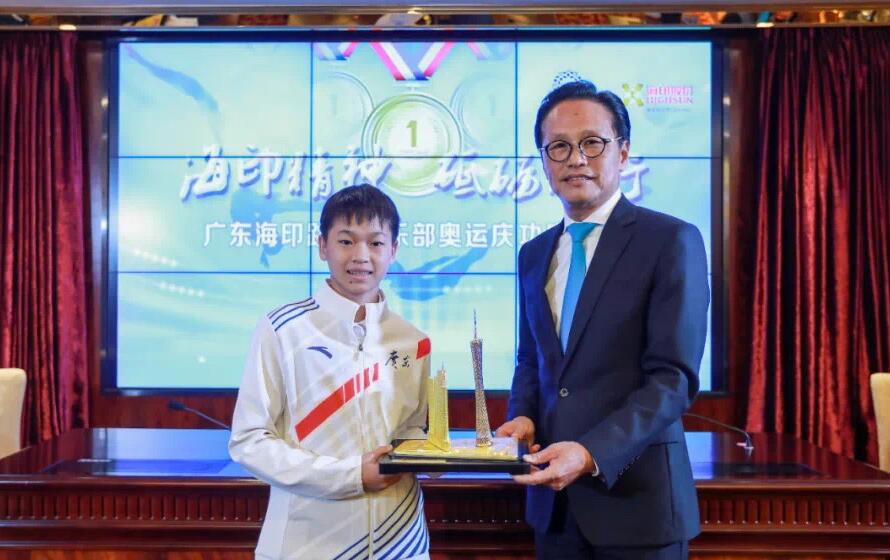 又获奖了！全红婵与两大师哥同步微笑太神似，网友：又站C位了