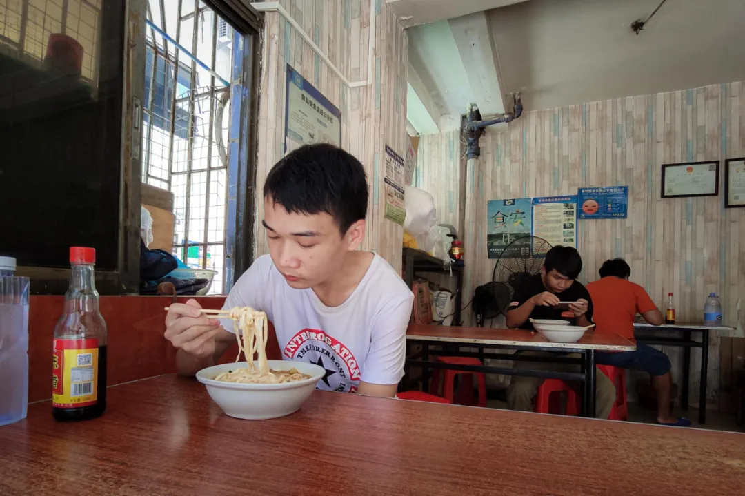 穿女装的“三和大神”