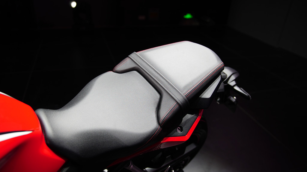 多了一个“R”贵4000块，本田CBR650R值不值