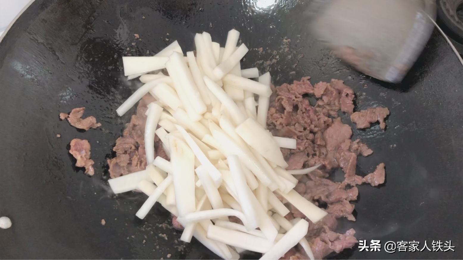 炒牛肉的做法（实用小技巧掌握好牛肉嫩滑好吃）