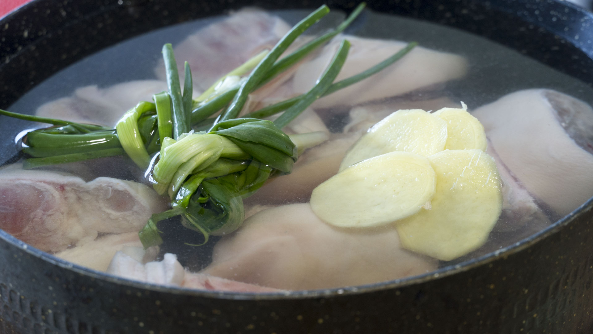 秋冬干燥寒冷，女人要多吃6种食材，补水又驱寒，面如桃花显年轻