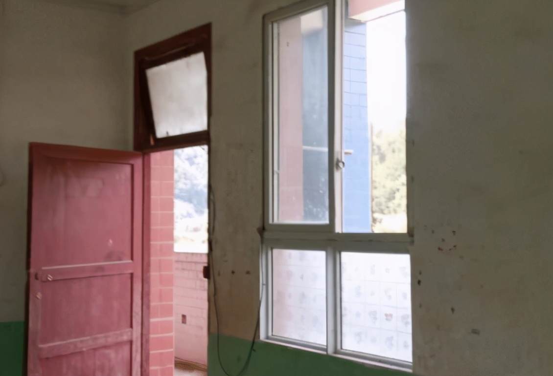 古天乐曾捐赠111所学校，而10年前这所希望小学，如今却彻底荒凉