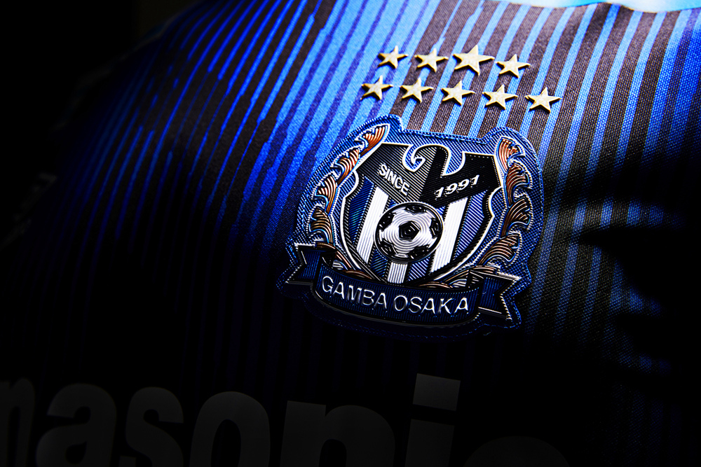 主场球衣胸前放置立体感十足的热塑队徽与展现球队辉煌成就的冠军星.