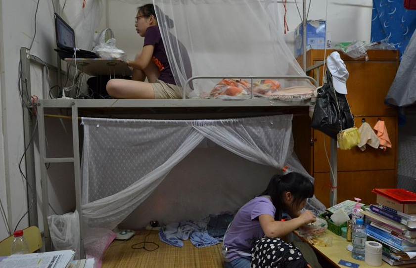 四川大学的“寒酸”宿舍，环境堪比贫民窟，新生吐槽：野外求生