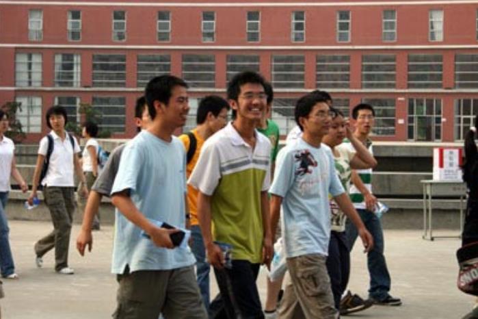 考生500多分上清华，被网友质疑期末会挂科，如今过得让人很羡慕