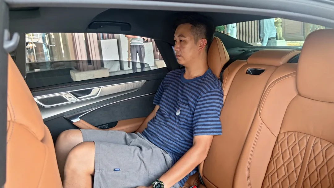 3.0T V6，5.6秒破百，配置比肩自家旗舰，看完价格我哭了