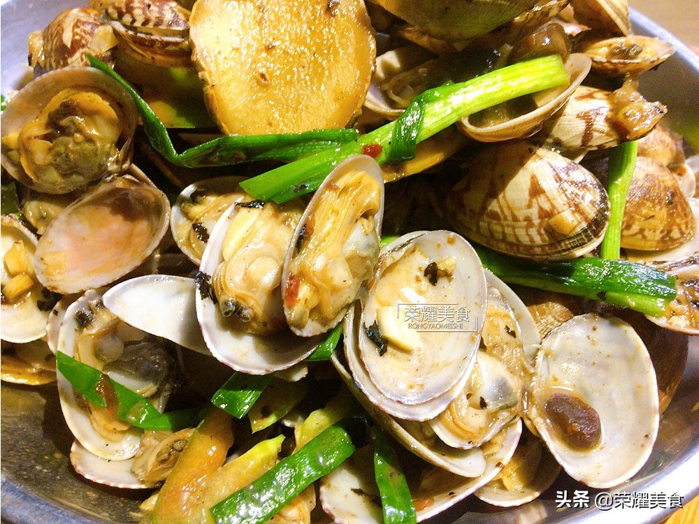 炒花蚬子前，让蚬子吐净泥沙和洗净是很有必要的，赶紧告诉家人