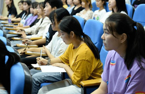 大一新生晒“包厢式宿舍”，让人羡慕不已，网友直言复读来得及吗