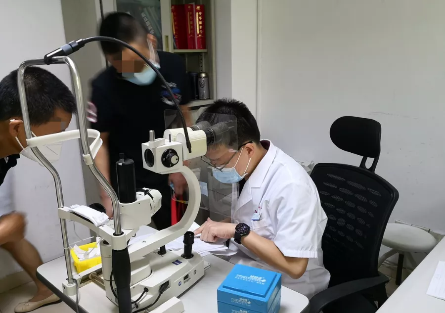 数月内换了两三副眼镜,年轻小伙配眼镜后视力恶化查出严重致盲病