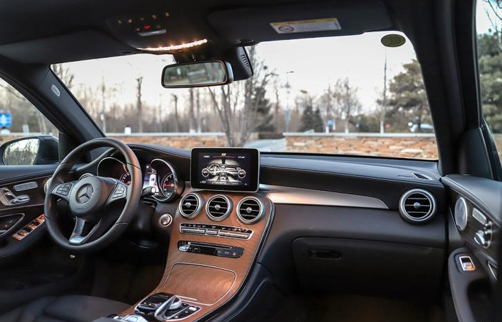 开惯了奔驰GLC，再开路虎揽胜极光L，明白了奔驰和路虎的差别