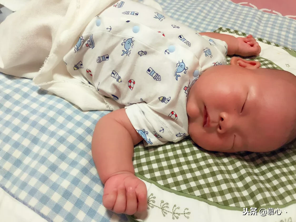 婴儿的后脑勺能睡平吗（睡姿不当会导致新生儿头骨变形）-幼儿百科-魔术铺