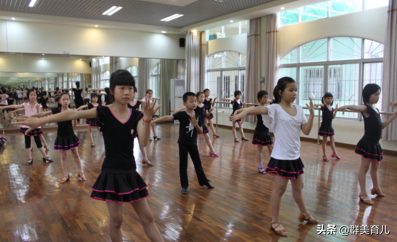 小孩练功房换衣服，遭不明人偷窥，保护孩子刻不容缓