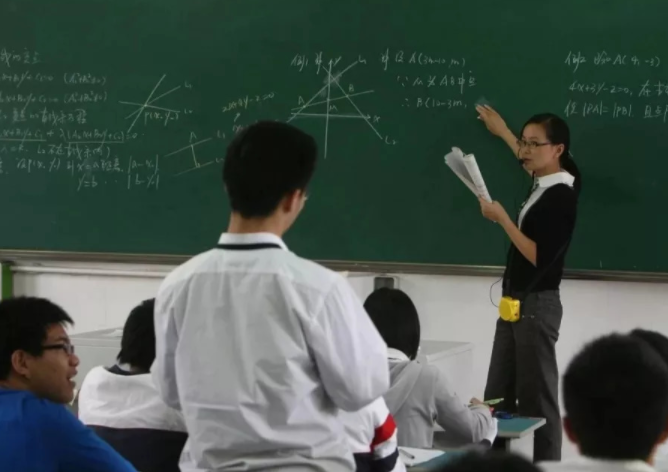 高三在即，学生却每天手机“不离手”，妈妈看到屏保后沉默了