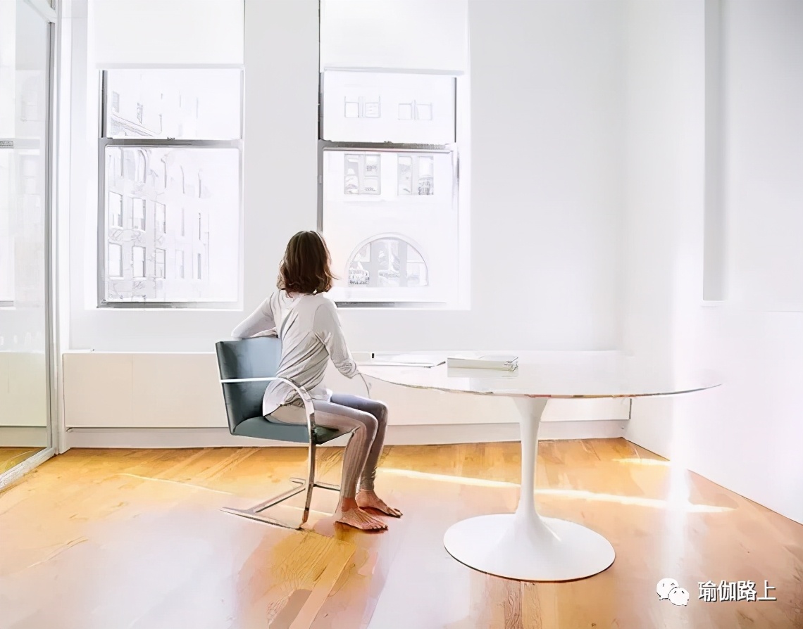 一套简单有效的办公室瑜伽，10分钟缓解全身疲劳（收藏级）