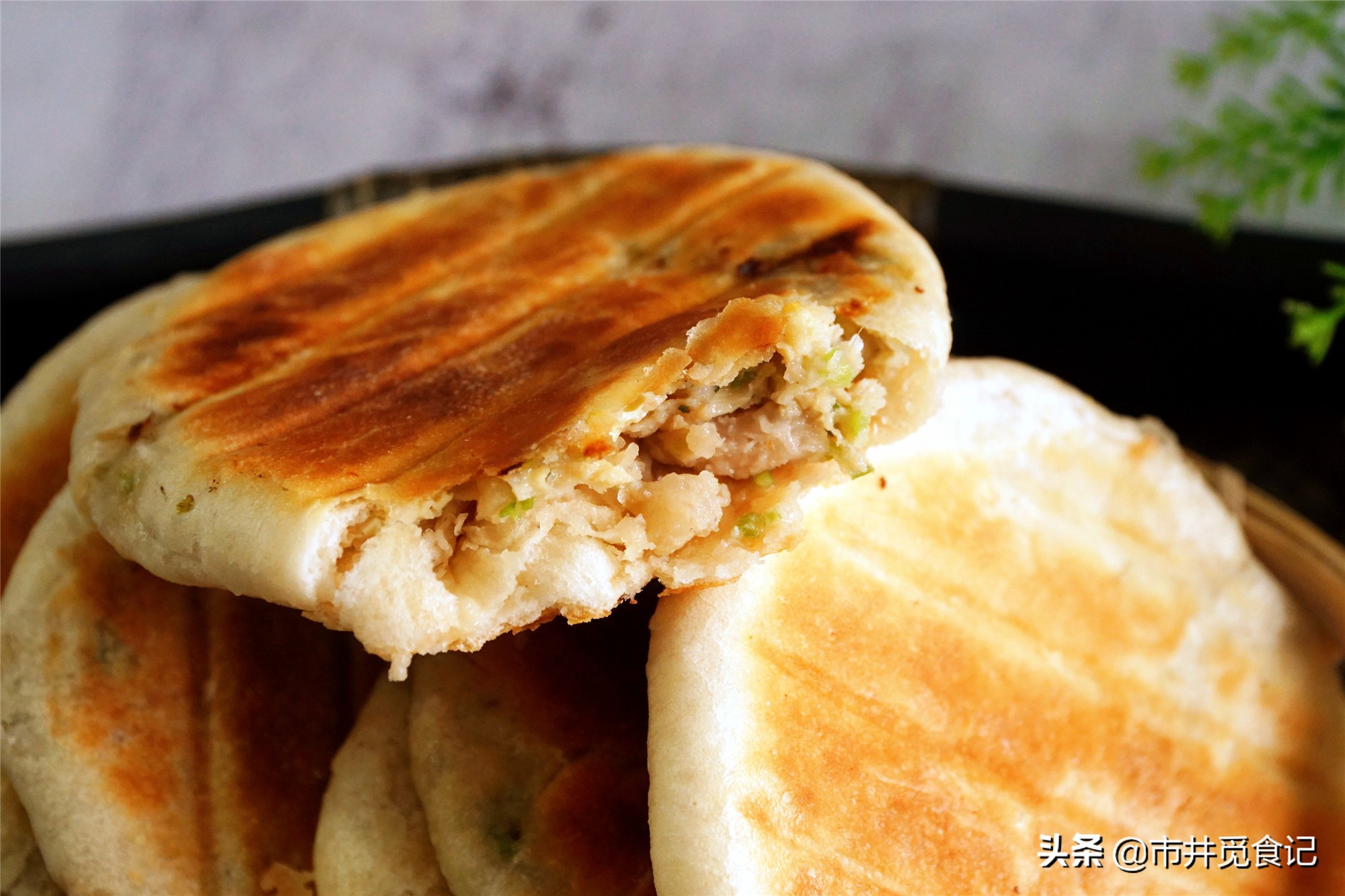 做馅饼，和好面直接包可不行，多加一步，松软酥脆，放几天都不硬