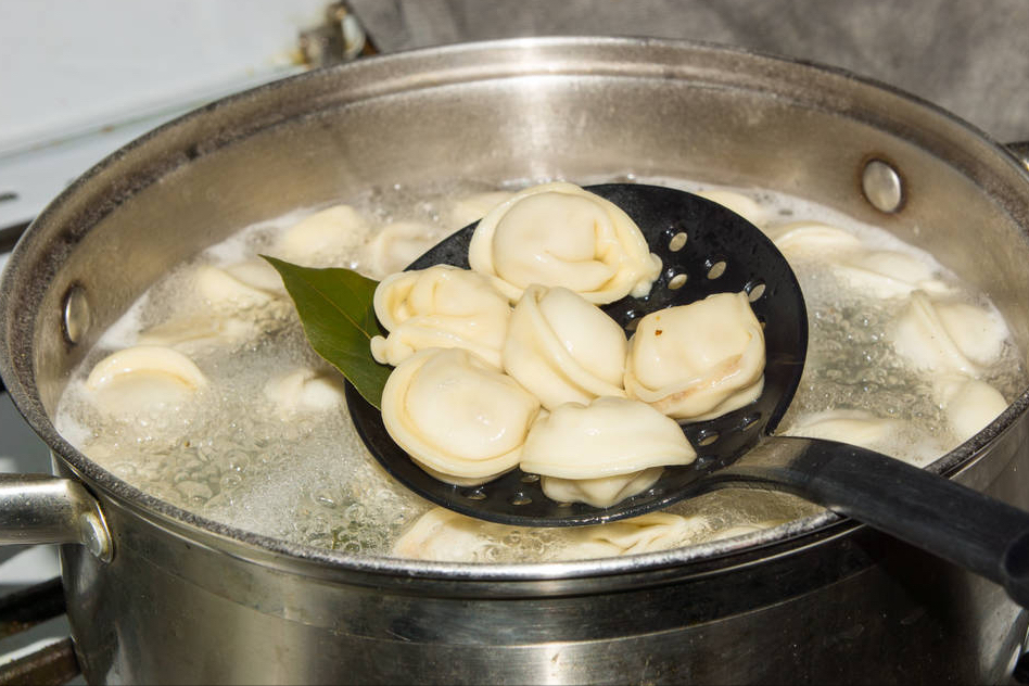 煮饺子时，是开盖煮还是盖盖煮？很多人理解错了，难怪饺子煮破皮